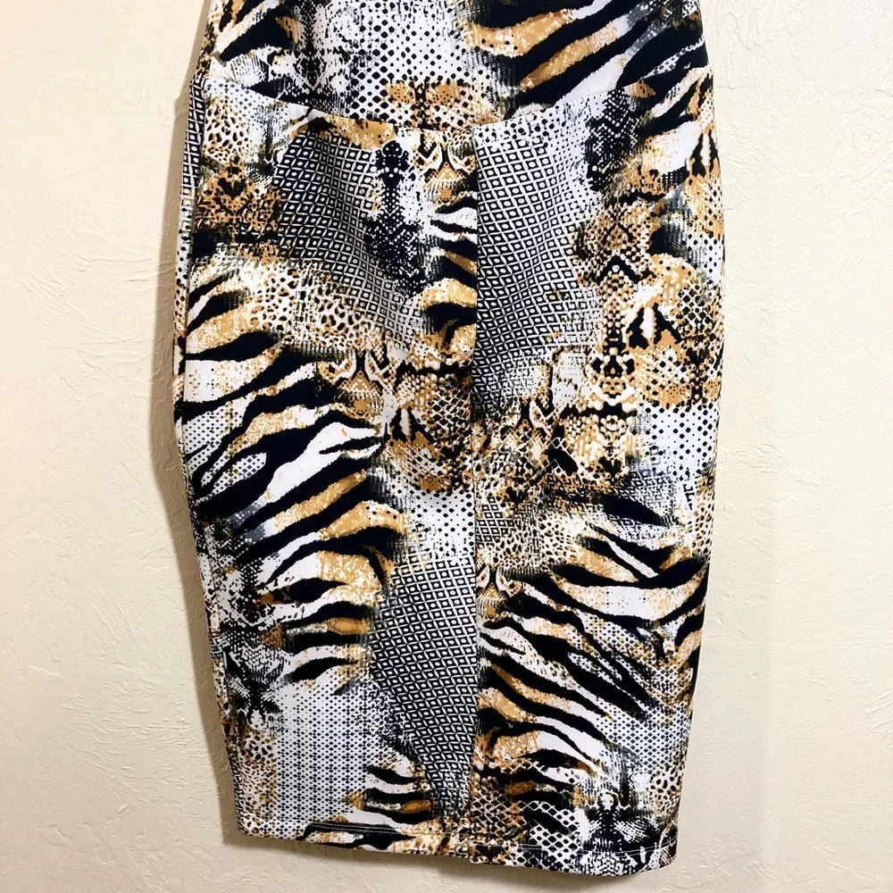 Carmen Marc Valvo Women's Stretch Pencil Skirt Size S Tiger Print NWOT - Picture 3 of 3